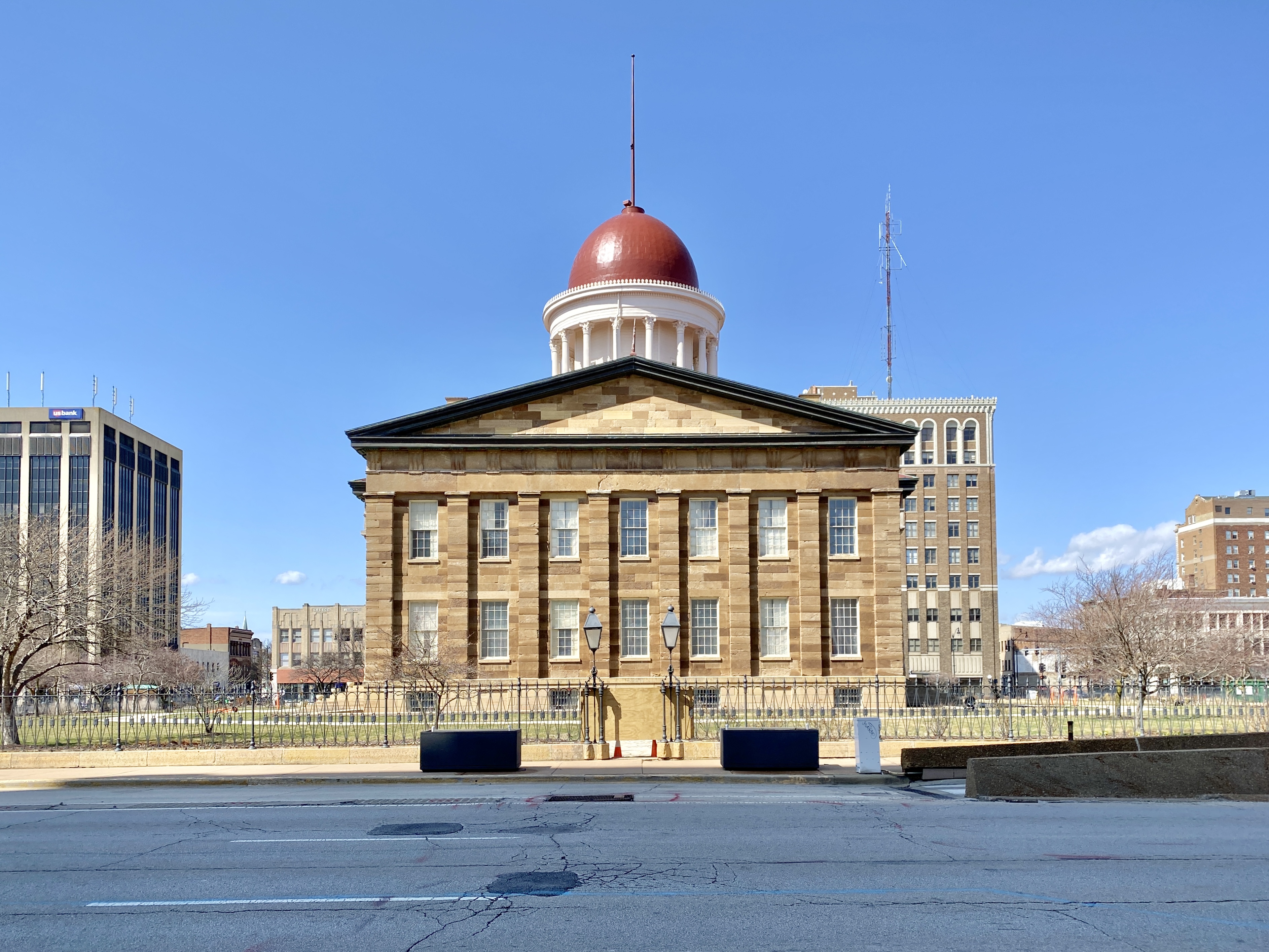 Originally built in 1837-1840, this Greek Revival-style building was designed by John Francis Rague, and constructed to serve as the Illinois State Capitol, replacing the previous state house in Vanda